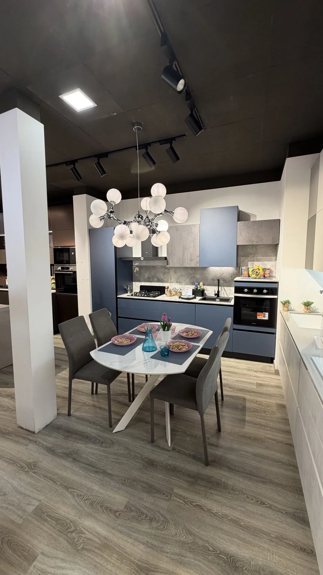 Lo showroom Loreti Arredamenti: cucina blu e tavolo da pranzo